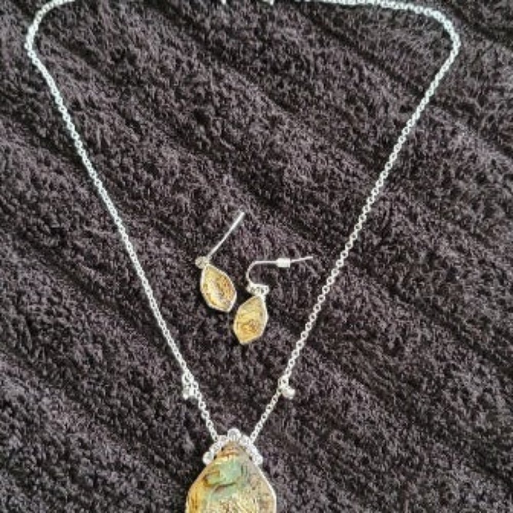 Avon necklace with stone